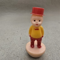 roede-bukser-hat-gul-bluse-vippedreng-plastik-retro-legetoej